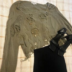 Miracle brand green sweater

Distressed

Size S/M